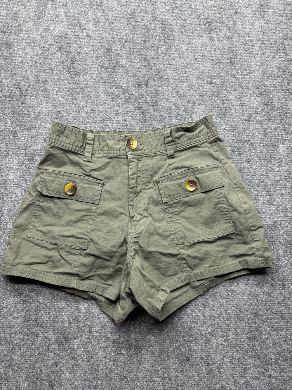 Vuori Womans XS Olive Green High waisted Utility Pocket Shorts